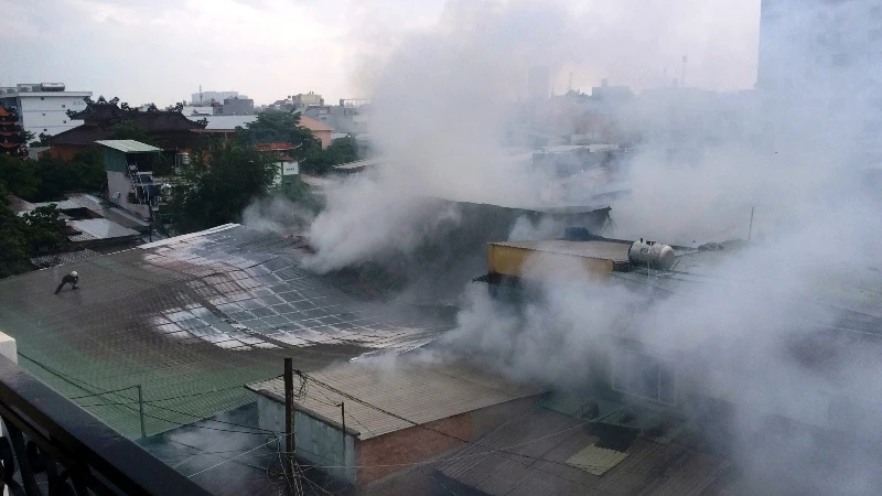 Xưởng vàng mã, sáp nến phát hỏa, 10 nhà dân bị ảnh hưởng ảnh 1 Ngọn lửa cháy âm ỉ trong nhà kho chứa đầy giấy vàng mã và nến sáp tại quận 8.